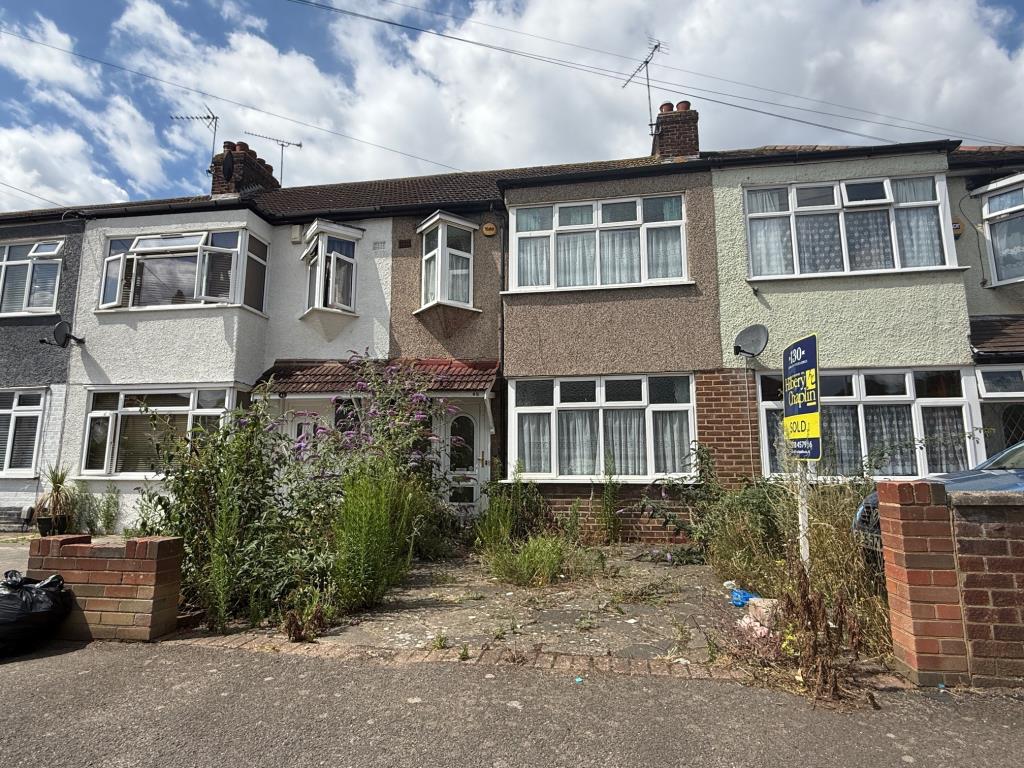 Lot: 79 - THREE-BEDROOM HOUSE IN NEED OF IMPROVEMENT - Block paving leading to front door